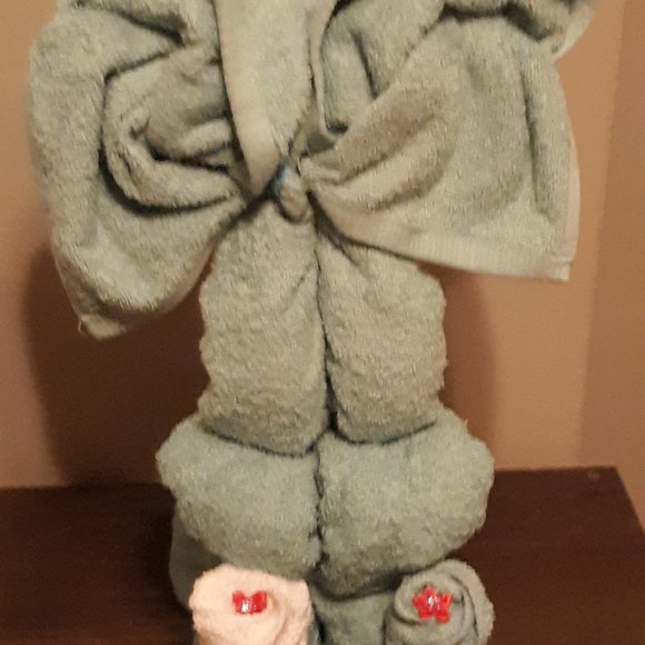 GIFT BAG: ELEPHANT TOWEL, WASH CLOTH, & LOTION SET - Picture 3 of 6